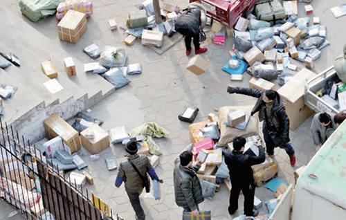 央視再曝光快遞潛規(guī)則：暴力分揀 摔扔拋滿天飛