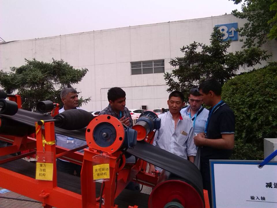 由電動<a href=http://www.zwbjp.com.cn target=_blank class=infotextkey>托輥</a>實現(xiàn)的多動力驅(qū)動<a href=http://www.zwbjp.com.cn target=_blank class=infotextkey>帶式輸送機</a>實驗演示圖片