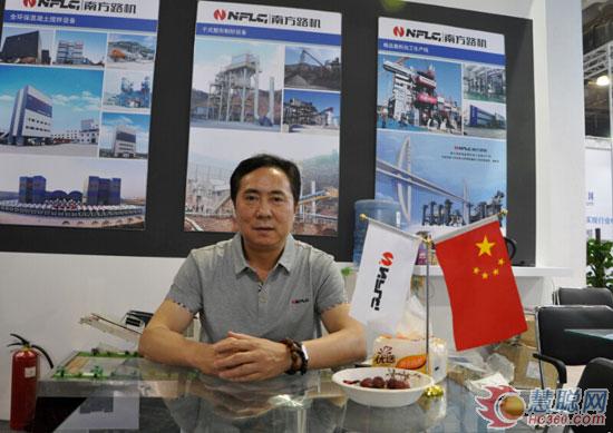 南方路機(jī)市場(chǎng)總監(jiān)周煒先生（右一）接受工程機(jī)械網(wǎng)記者專(zhuān)訪(fǎng)  