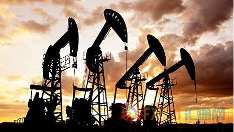 油價周二上漲，因美元下跌，且有消息稱，全球主要產(chǎn)油國本月的減產(chǎn)幅度大于預(yù)期。但油價漲幅縮小，收盤僅小幅上漲，因月末的獲利回吐限制了升幅，且在API數(shù)據(jù)公布后，油價縮減了漲幅。