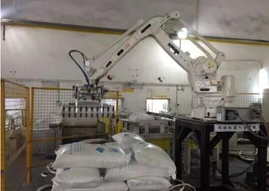 世界首臺(tái)內(nèi)外袋包裝機(jī)器人成功投用