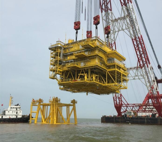 亞洲最大容量海上升壓站吊裝成功