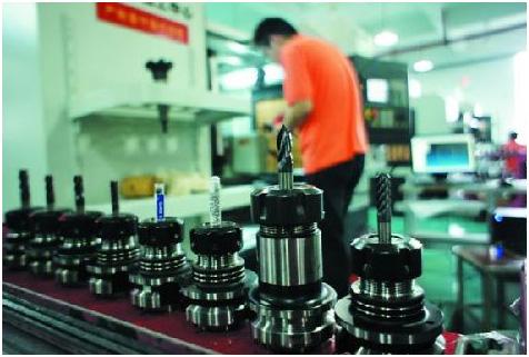 如何推進(jìn)我國(guó)產(chǎn)業(yè)邁向全球價(jià)值鏈中高端？