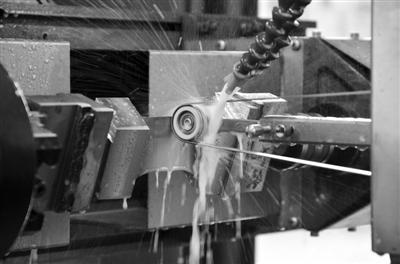 國(guó)產(chǎn)機(jī)床“以柔克剛“崛起 為發(fā)動(dòng)機(jī)解決核心難題